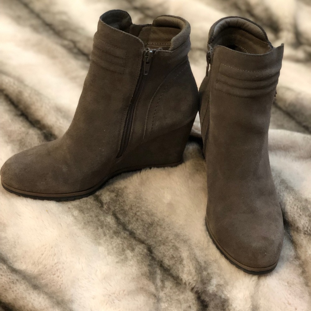 Like new wedge booties